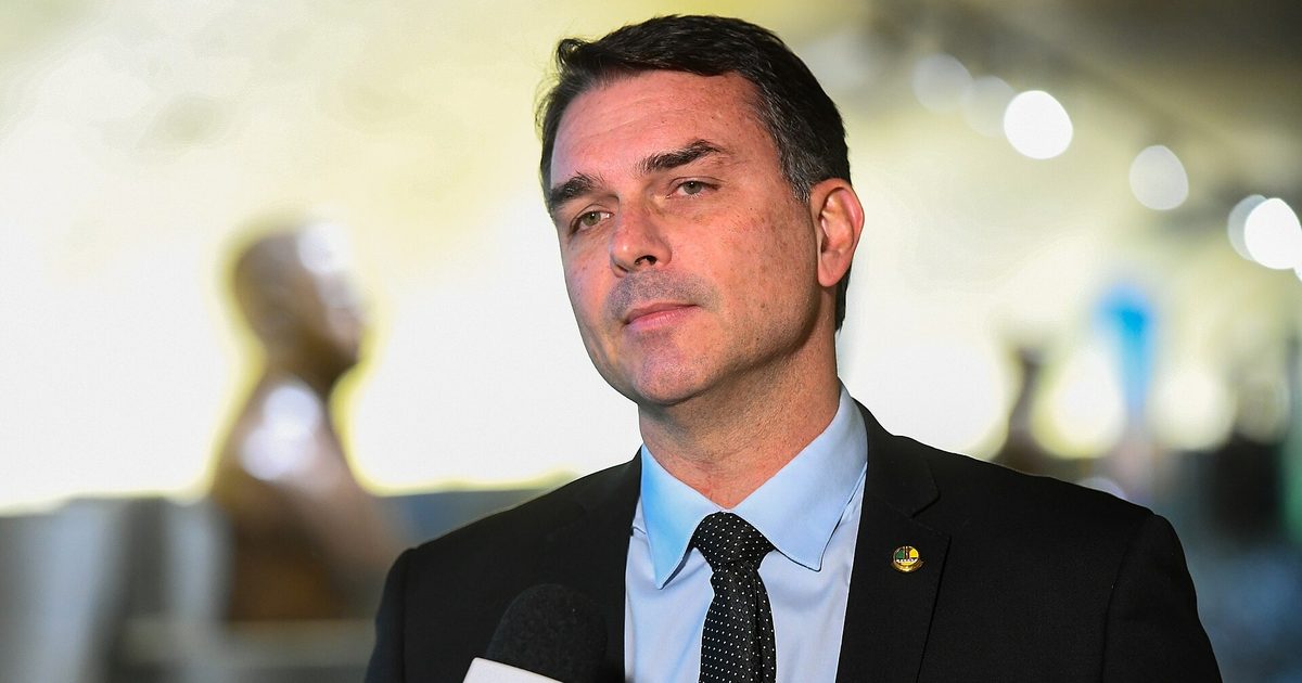 Flávio Bolsonaro concede entrevista no Senado Federal