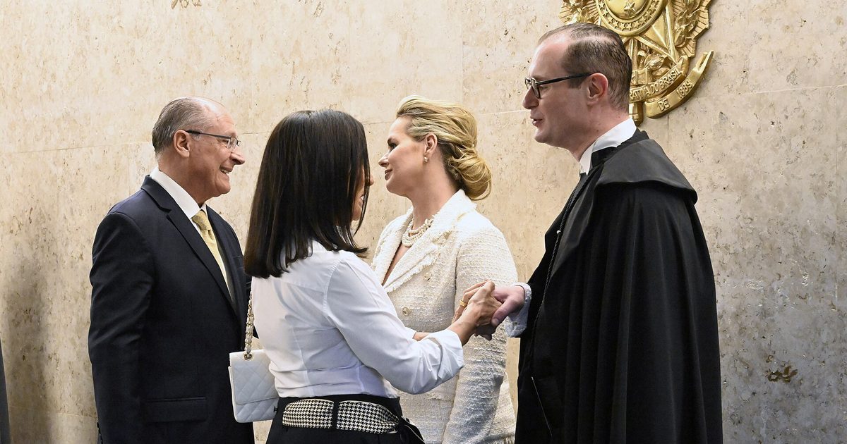 Cristiano Zanin, de toga, à direita, na cerimônia de posse no Supremo Tribunal Federal, em 2023